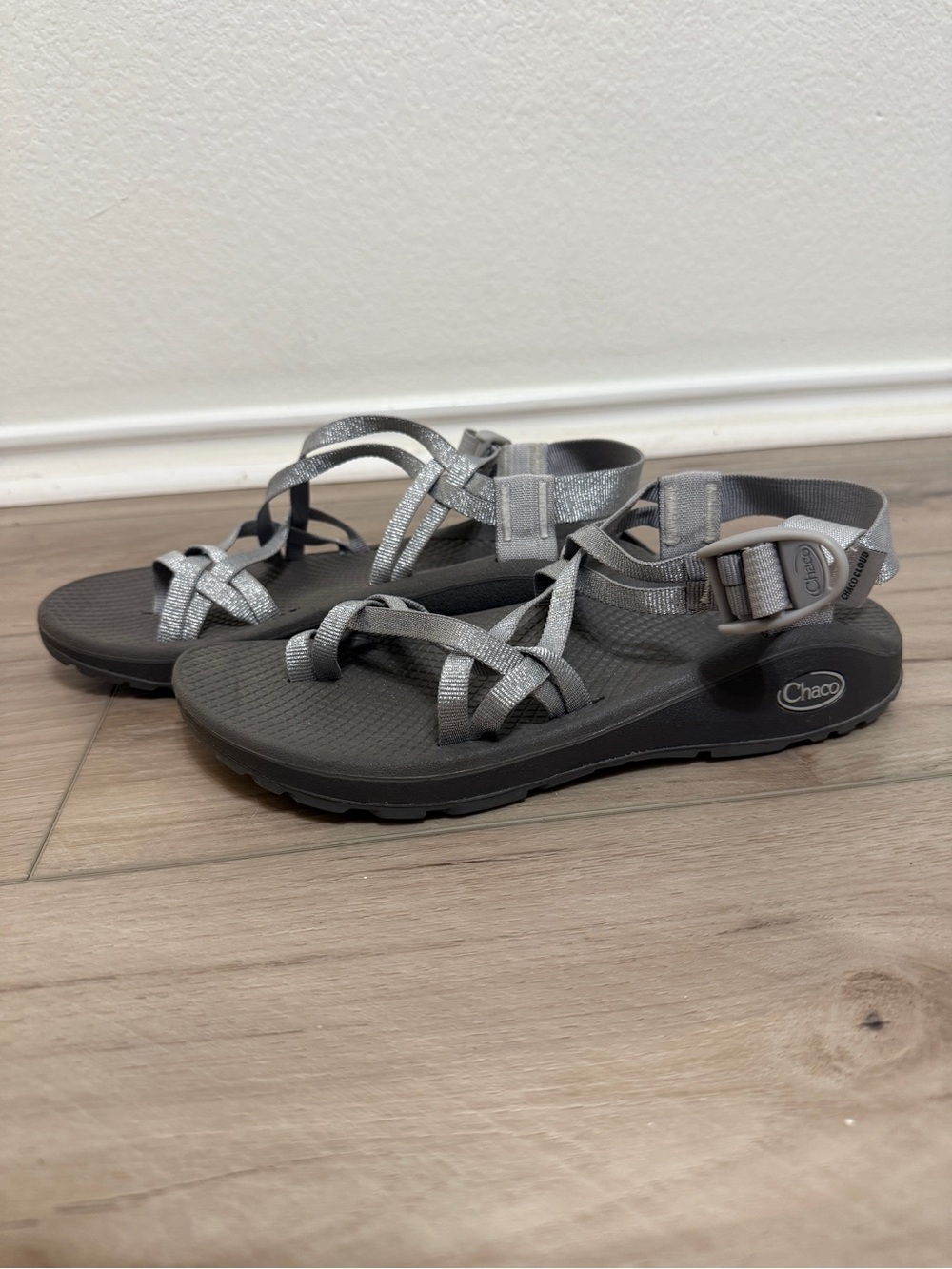 🦋 Chaco| Z/Cloud X2 Metallic Silver Strappy Sandals Women’s Size 8